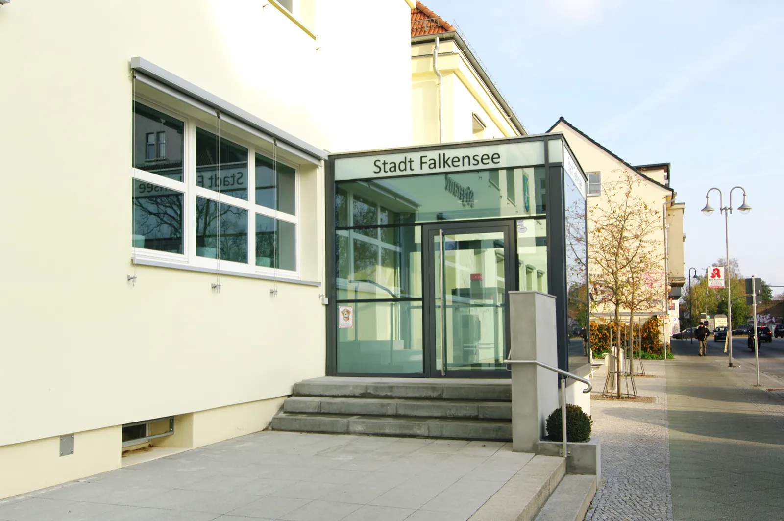 Exterior view of the Falkensee citizens' office, detail of the redesigned existing fa\u{00E7}ade